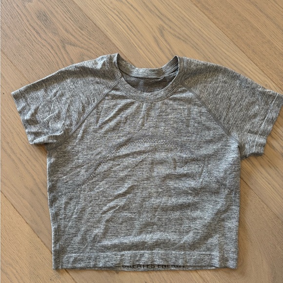 Lululemon Women’s Gray Short Sleeve Athletic T-Shirt - Picture 2 of 3